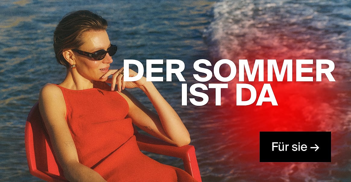 Frau in rotem Kleid und Sonnenbrille, die Hand am Kinn, am blauen Wasser. Die Schriftzüge „SUMMER IS HERE“ und „For her →“.