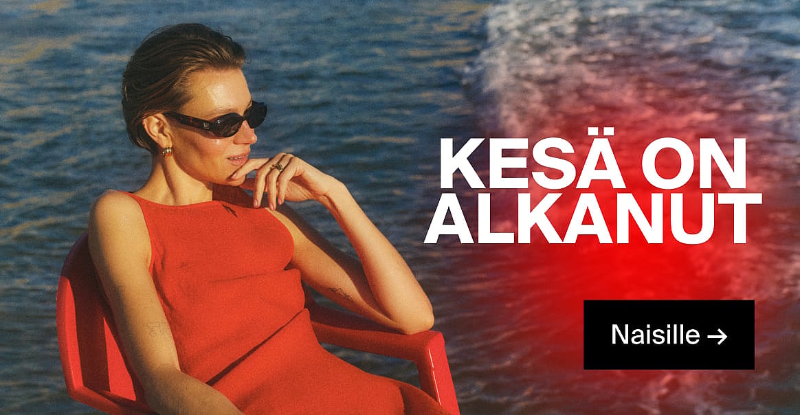 Nainen punaisessa mekossa ja aurinkolaseissa, käsi leualla, sinisen veden äärellä. Tekstit ”Kesä on täällä” ja ”Naisille →”.