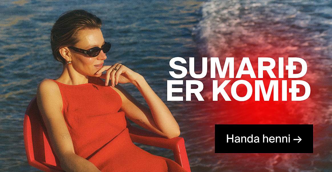 Kona í rauðum kjól og sólgleraugum, með hönd undir höku, við blátt vatn. Texti: "SUMAR ER KOMIÐ" og "Fyrir hana →"