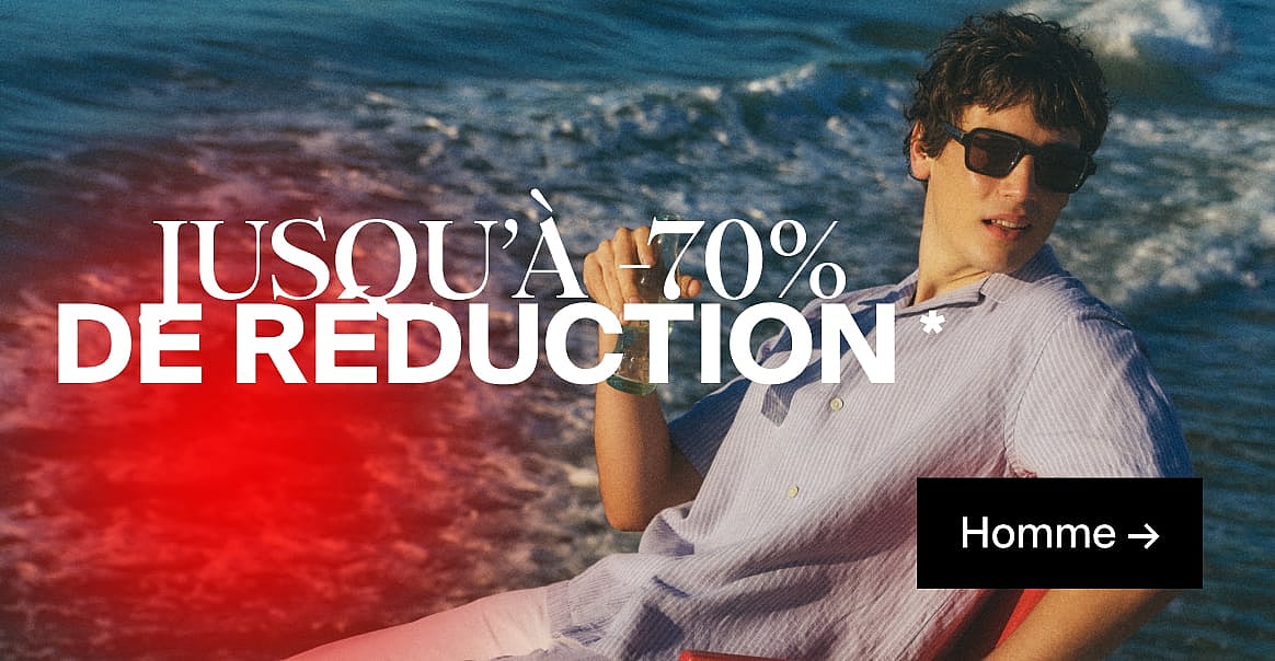 Un homme portant des lunettes de soleil et une chemise rayée, tenant une bouteille, au bord de la mer. Texte : Jusqu'à 70% de réduction, Pour lui.*