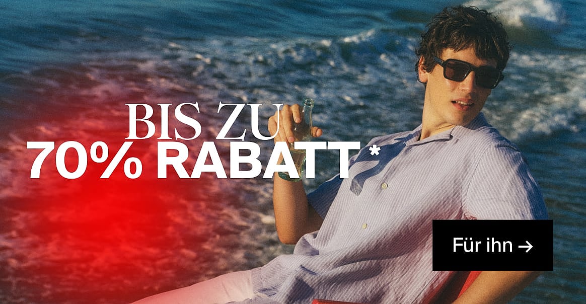 Ein Mann mit Sonnenbrille und gestreiftem Hemd, der eine Flasche in der Hand hält, am Meer. Text: BIS ZU 70% sparen, Für ihn.*