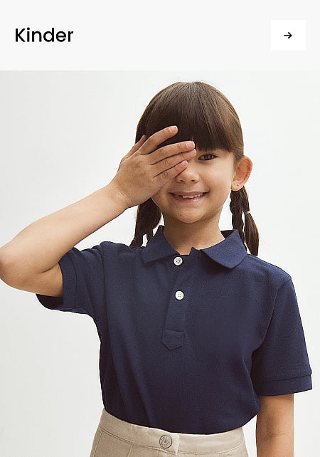 Lächelndes Mädchen in einem marineblauen Polohemd und Zöpfen, das sich mit der Hand ein Auge bedeckt, vor weißem Hintergrund. Text: Kinder.