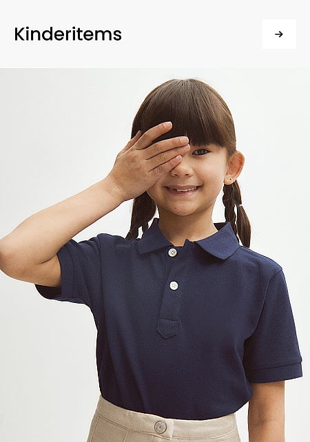 Lachend meisje in een marineblauwe polo, met staartjes, dat één oog met haar hand bedekt, tegen een witte achtergrond. Tekst: Kinderen.