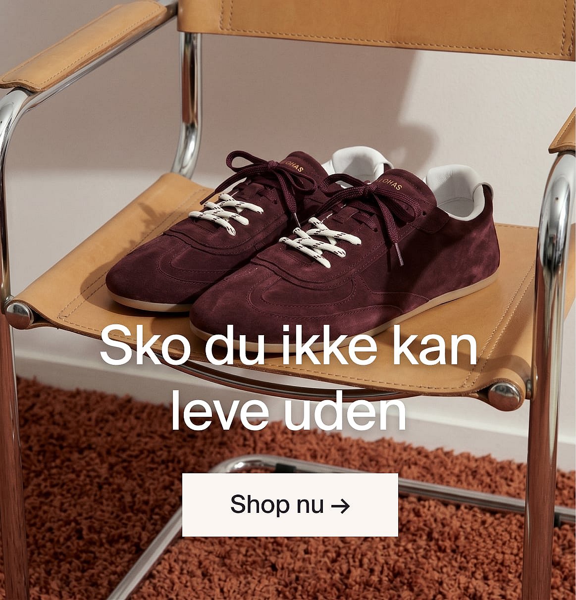 Et par burgunderfarvede sneakers i ruskind med hvide snørebånd. Tekst: Must-have-sko