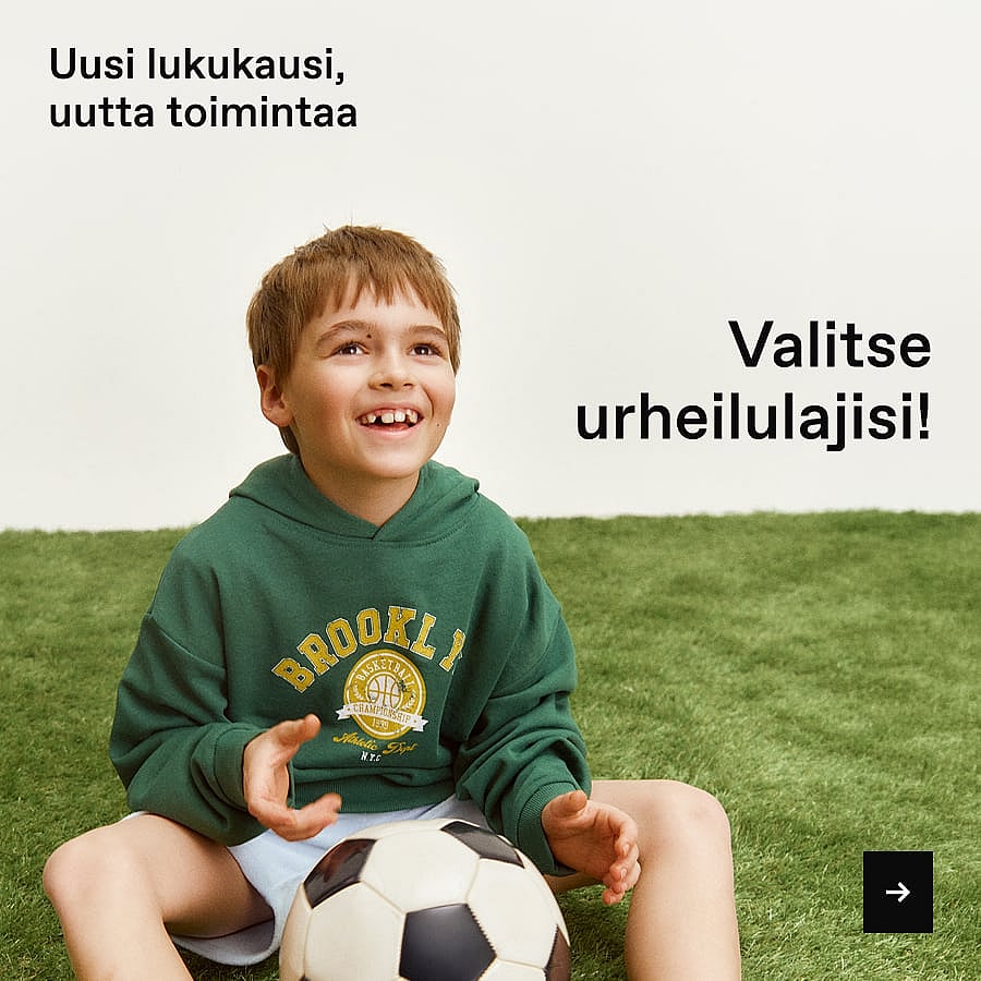Vihreässä hupparissa oleva hymyilevä poika istuu nurmikolla jalkapallon kanssa. Teksti: ”Uusi lukukausi, uusia harrastuksia”, ”Valitse urheilulajisi!”