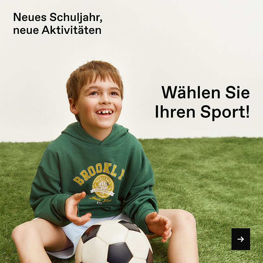 Ein lächelnder Junge in einem grünen Kapuzenpulli sitzt mit einem Fußball im Gras. Text: „Neues Semester, neue Aktivitäten“, „Wähle deine Sportart!“