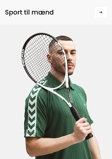 En mand i en grøn poloshirt holder en tennisketsjer lodret, så strengene dækker halvdelen af hans ansigt, foran en lys baggrund. Tekst: Sport, mænd