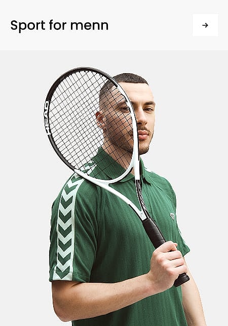 En mann i grønn polotrøye holder en tennisracket loddrett, med strengene som dekker halve ansiktet hans, mot en lys bakgrunn. Tekst: Herresport