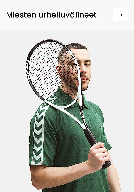 Mies vihreässä poolopaidassa pitää tennismailaa pystysuorassa, ja mailan jänteet peittävät puolet hänen kasvoistaan vaaleaa taustaa vasten. Teksti: Sport Men