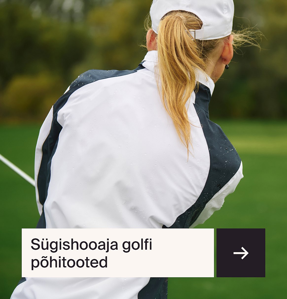 Naisgolfimängija tagantvaates, blond hobusesaba, märjas valges ja tumedas jakis rohelisel golfiväljakul. Tekst: Sügisese golfi võtmeesemed.