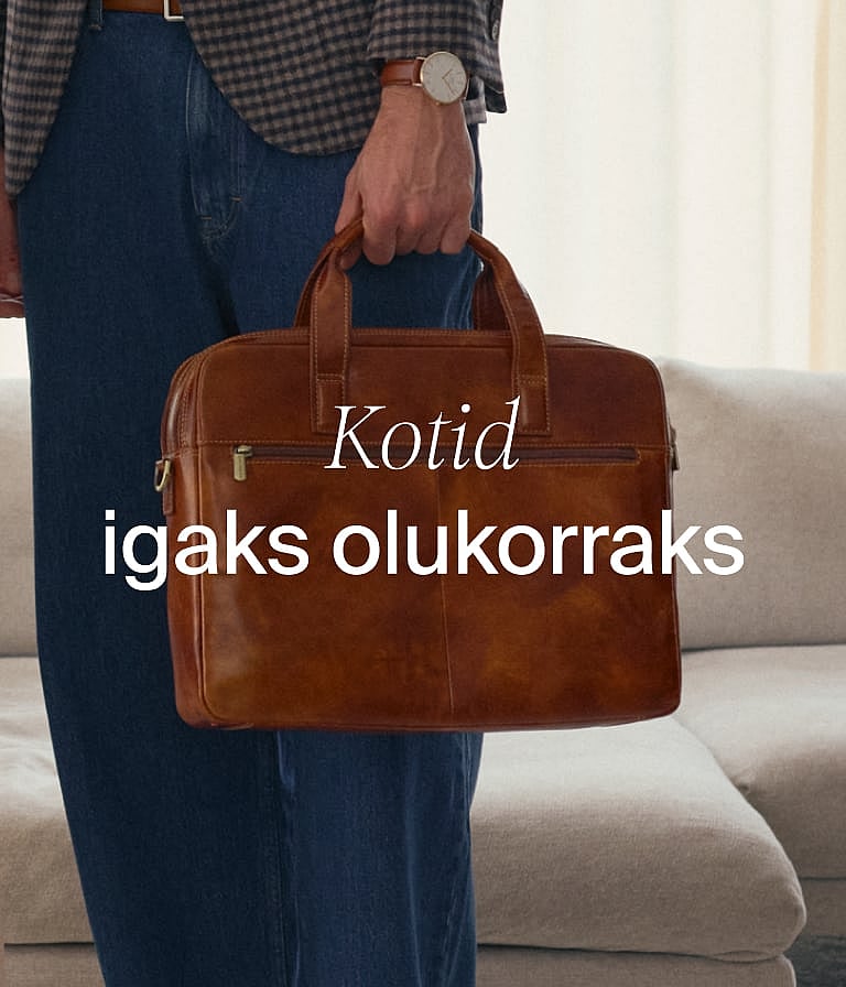 Liivarannal triibulist rannatooli ja sinist külmakasti kandev inimene, taustal kaljud.
