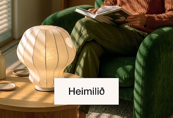 Sneiddir og heilir greipaldin á hvítum diski með hnífi, á hvítum borðdúk. Bjart, náttúrulegt ljós.