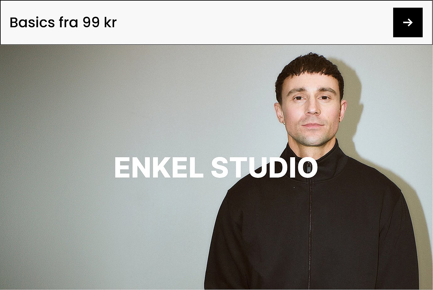 En mann i svart jakke mot en grå bakgrunn. Den hvite teksten «ENKEL STUDIO» er plassert på venstre side.
