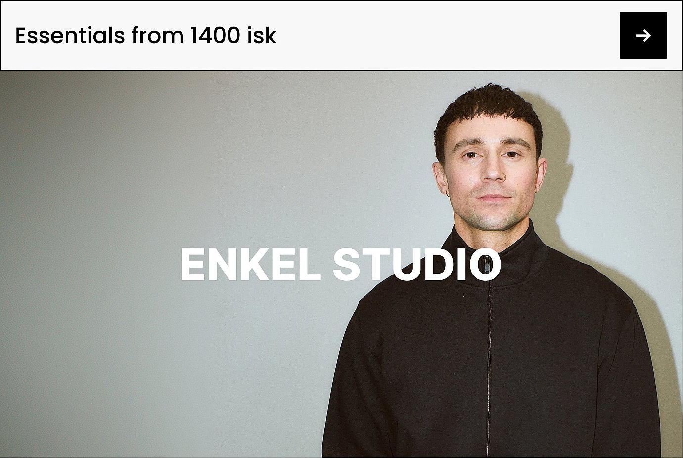 Maður í svörtum jakka á gráum bakgrunni. Hvítt letur "ENKEL STUDIO" hylur vinstri hliðina.