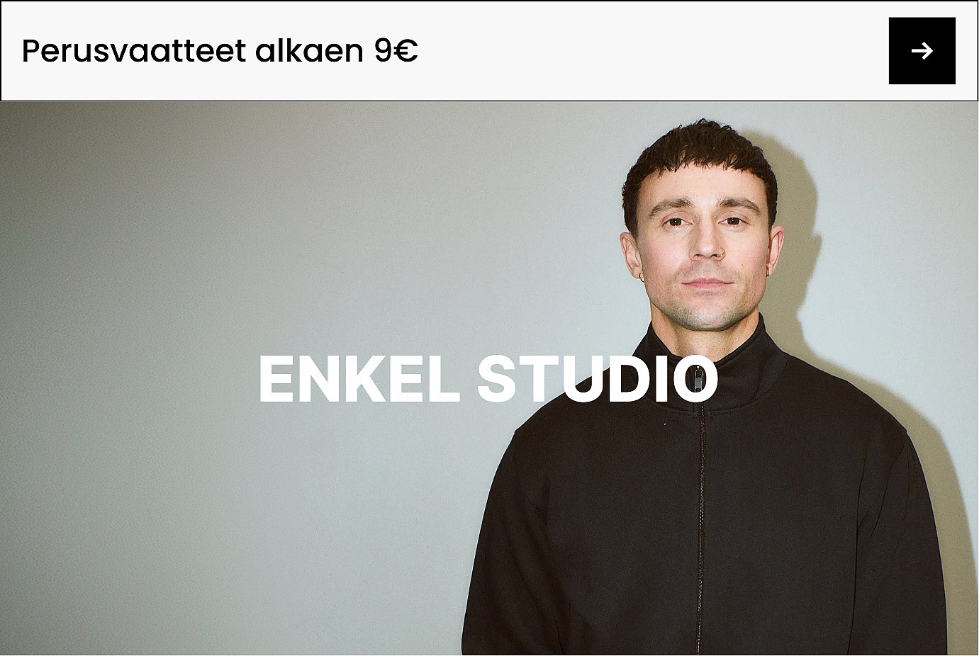 Mies mustassa takissa harmaalla taustalla. Vasemmalla puolella näkyy valkoinen teksti ”ENKEL STUDIO”.