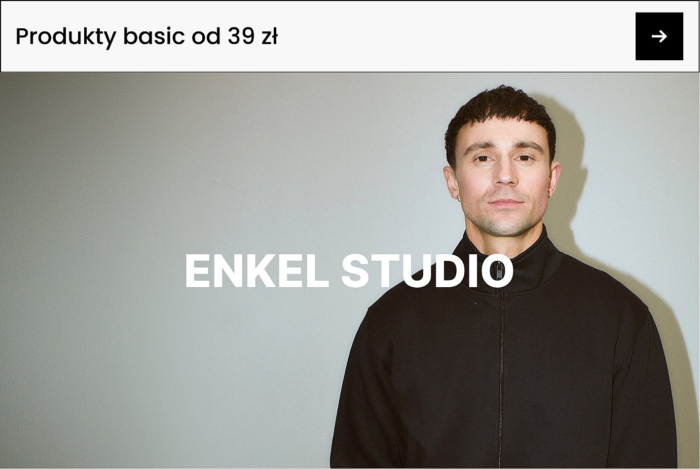 Mężczyzna w czarnej kurtce na szarym tle. Po lewej stronie widnieje biały napis „ENKEL STUDIO”.