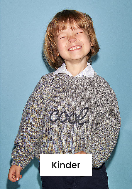 Ein fröhliches Kind mit geschlossenen Augen, das einen grauen „coolen“ Pullover und eine dunkle Hose trägt, vor blauem Hintergrund. Darüber der Schriftzug „Kids“.
