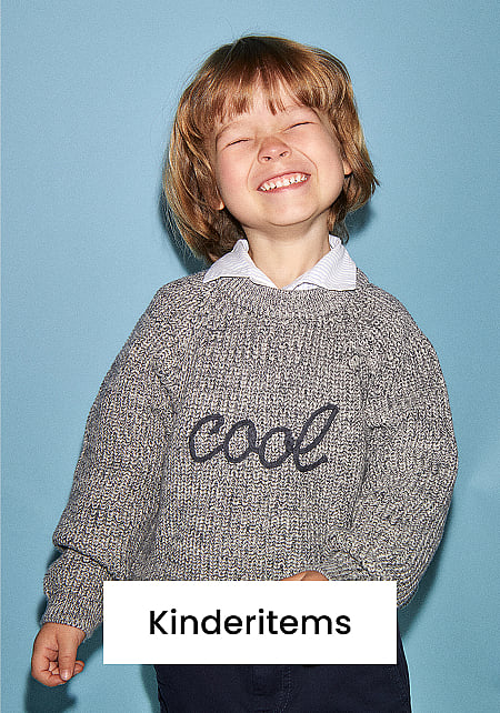 Een vrolijk kind met gesloten ogen, gekleed in een grijze ‘coole’ trui en een donkere broek, tegen een blauwe achtergrond. Met daaroverheen de tekst ‘Kids’.