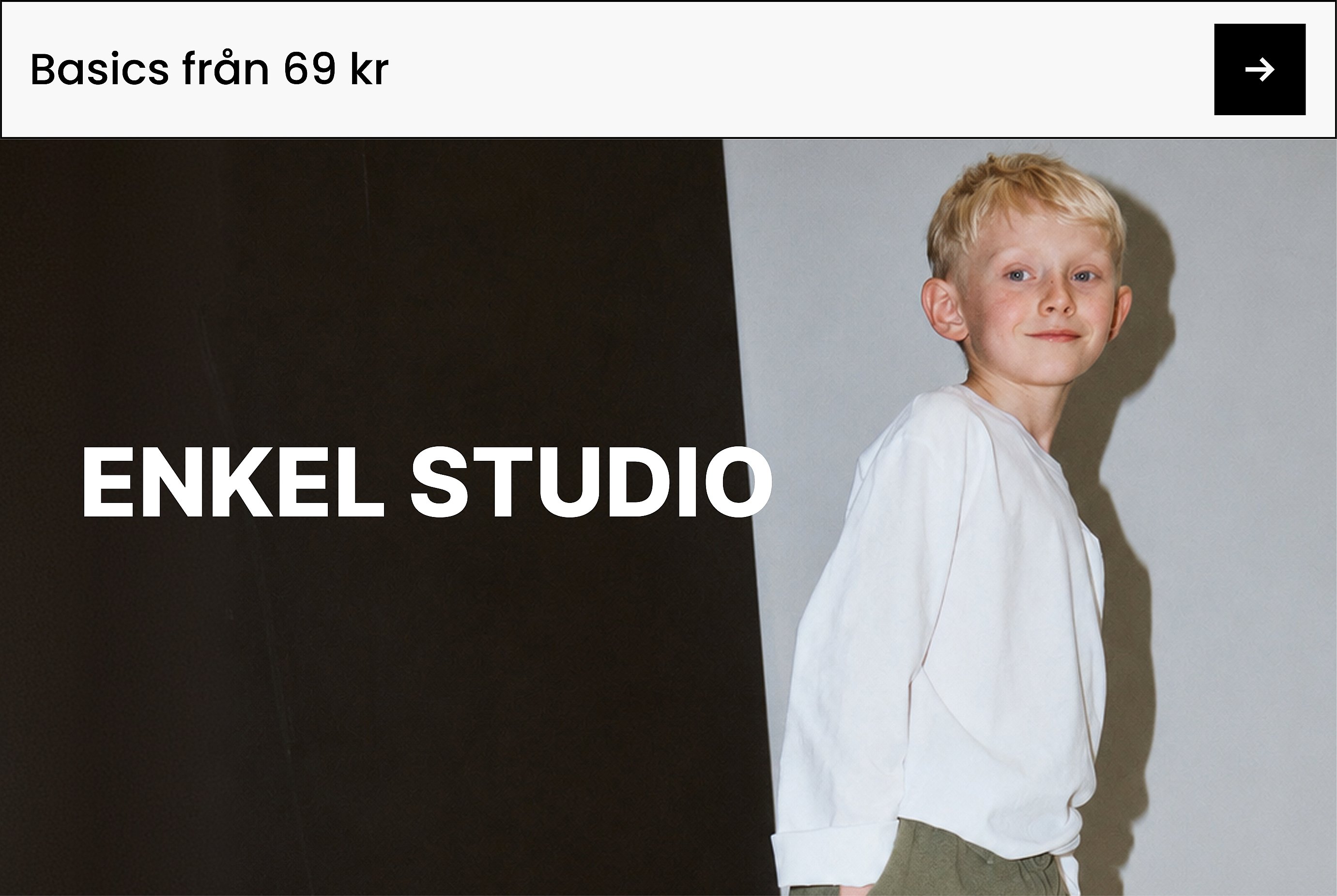 En leende pojke i vit skjorta och gröna byxor, framför en svart och grå vägg. Text: Basplagg från 60 kr, ENKEL STUDIO.