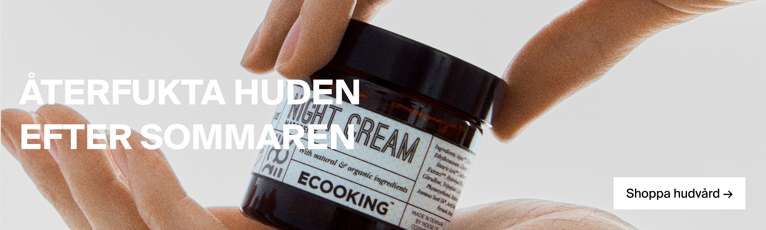 En hand håller i en burk med ECOOKING Night Cream. Text: ”Återfukta huden efter sommaren.” Knapp: ”Handla hudvård →”