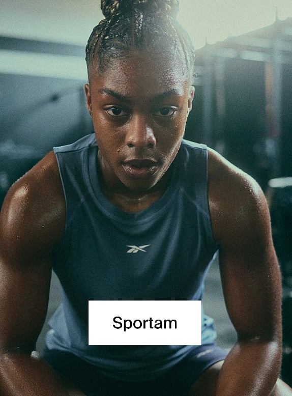 Sporta zālē redzama sviedriem klāta sieviete ar pītiem matiem, tērpusies zilā topiņā, kura intensīvi skatās uz priekšu. Uzraksts attēlā: Sports.