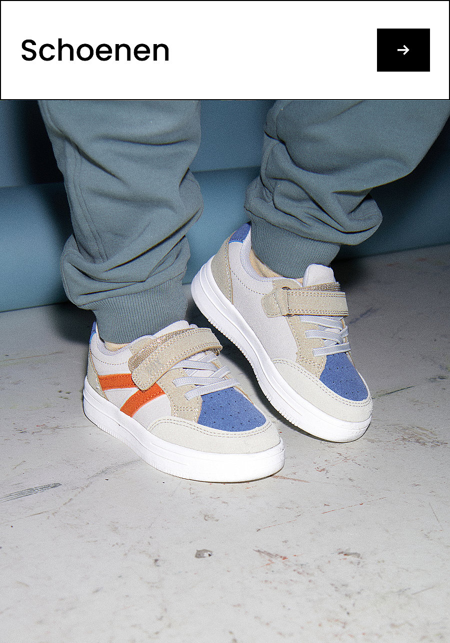 Kindervoetjes in lichtgrijze, blauwe en oranje sneakers op een lichtgrijze vloer. Tekst: Schoenen
