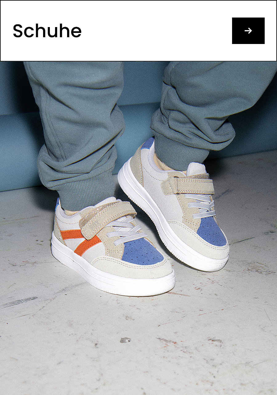Kinderfüße in hellgrauen, blauen und orangefarbenen Turnschuhen auf einem hellgrauen Boden. Text: Schuhe