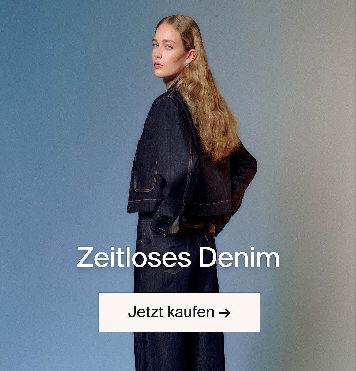 Lächelnde Frau in schwarzem Korsett und weißer Bluse vor einer Holzkulisse. Text: Entdecken Sie unseren Designer-Shop.