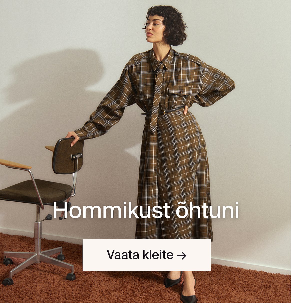 Paar burgundipunaseid seemisnahast tossusid valgetega paeltega. Tekst: Kohustuslikud jalanõud