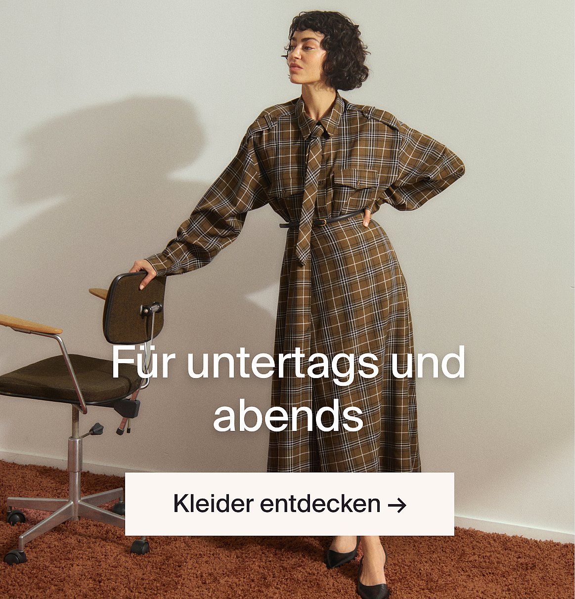 Ein Paar burgunderrote Sneaker aus Wildleder mit weißen Schnürsenkeln. Text: Must-have-Schuhe