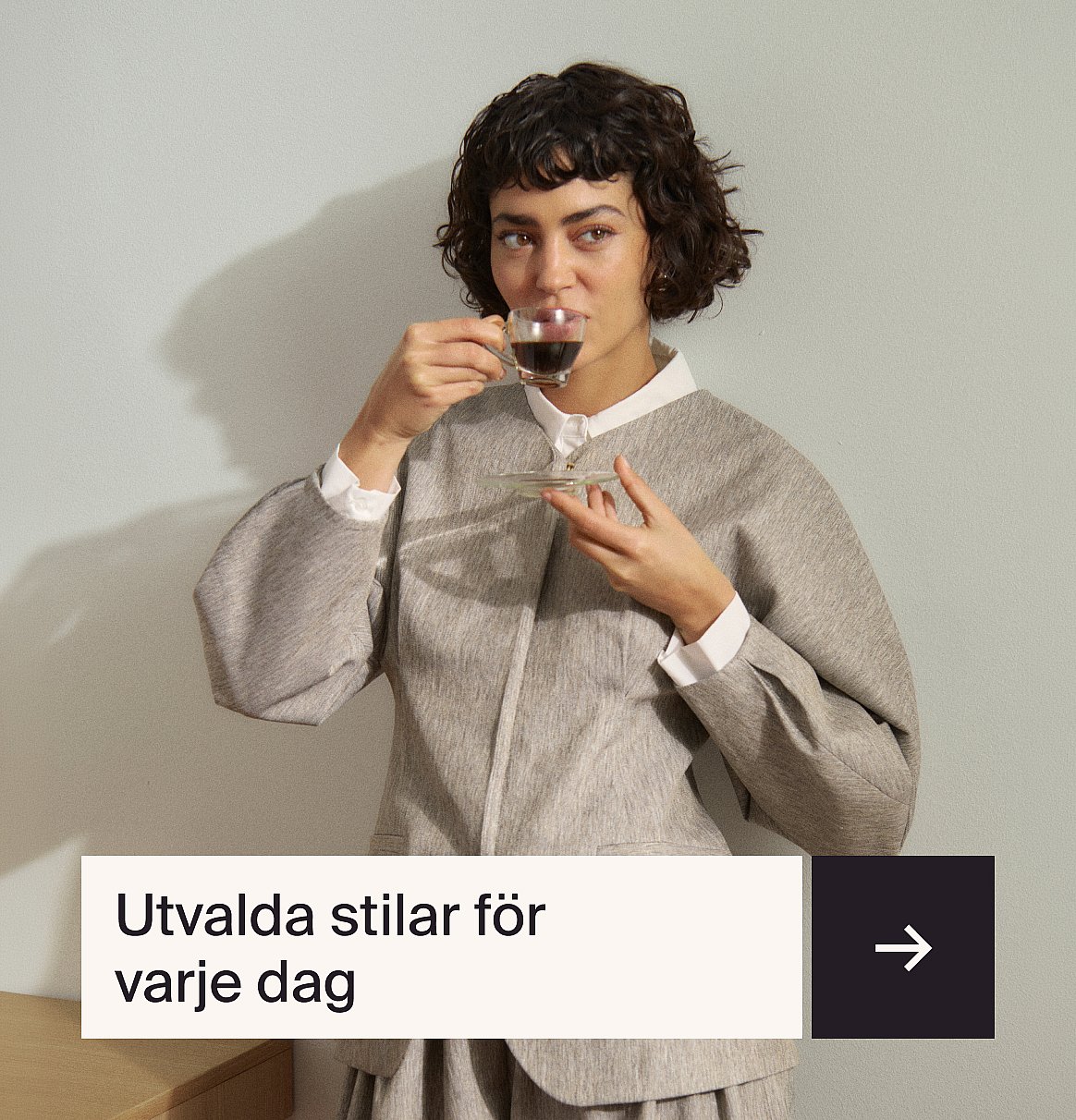 Kvinna i röd jacka och grön- och blårutig kjol. Upptäck Köpenhamns gatumode.