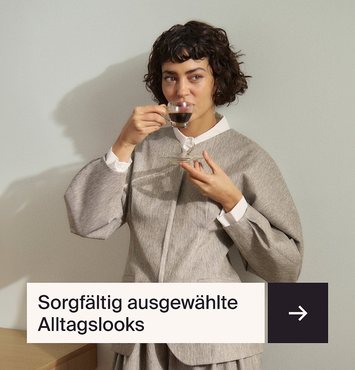 Frau in einer roten Jacke und einem grün-blau karierten Rock. Entdecken Sie den Kopenhagener Streetstyle.