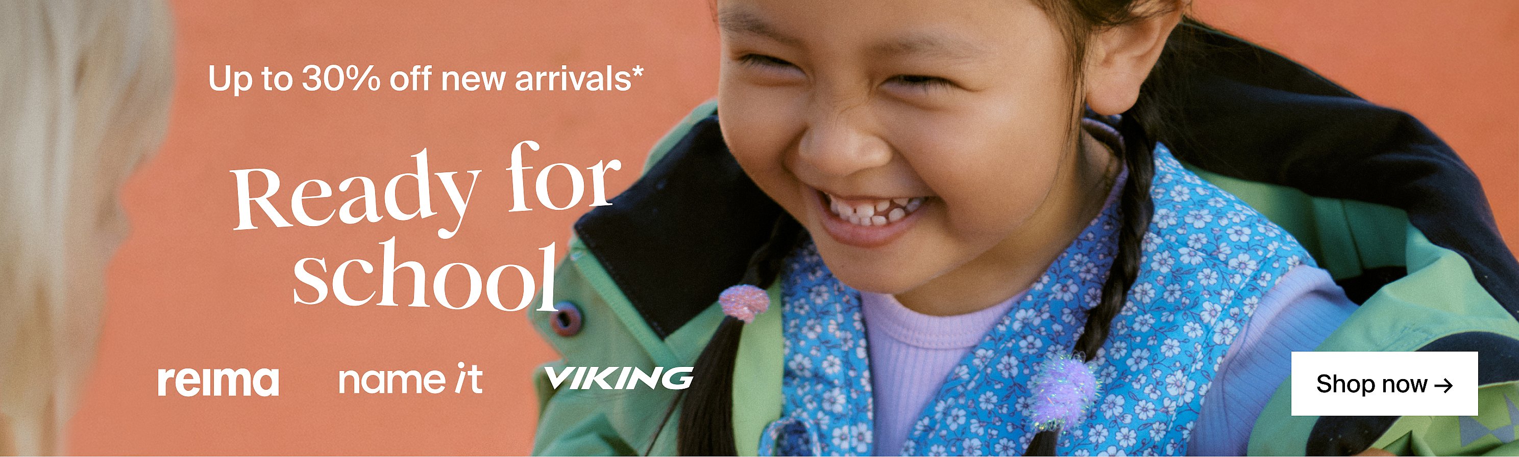 Smiling young girl in blue floral top and green jacket. Text: "Klar for skolestart" (Ready for school start), "Opptil 30%