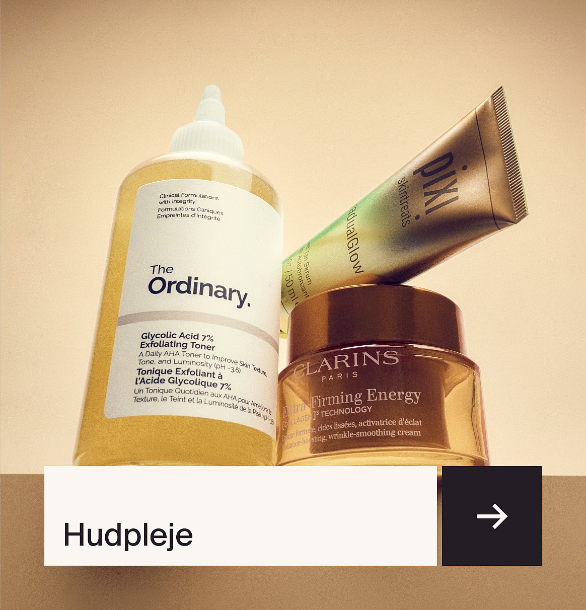 En lilla Kérastase-shampoo, en mørkelilla Wella-hårmaske og en hårbørste med guldhåndtag udstillet på en lys overflade.