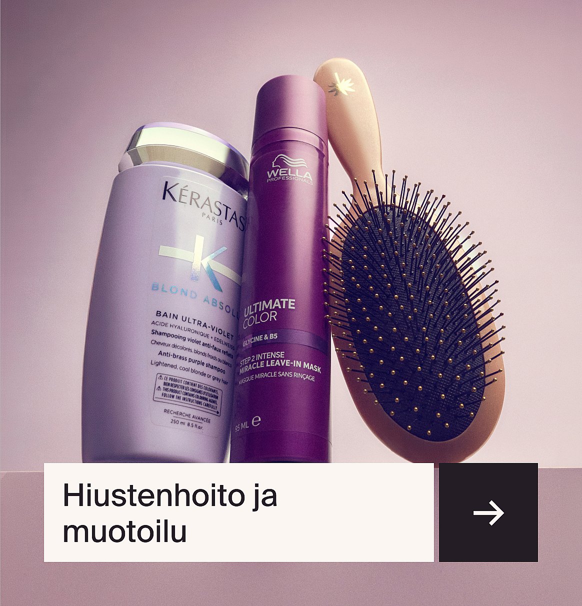 Vaaleanpunainen kolmionmuotoinen Prada-parfyymipullo valkoisten kukkien ja vaaleanpunaisten silmujen keskellä. Teksti: Nyheter, jonka vieressä on nuoli.