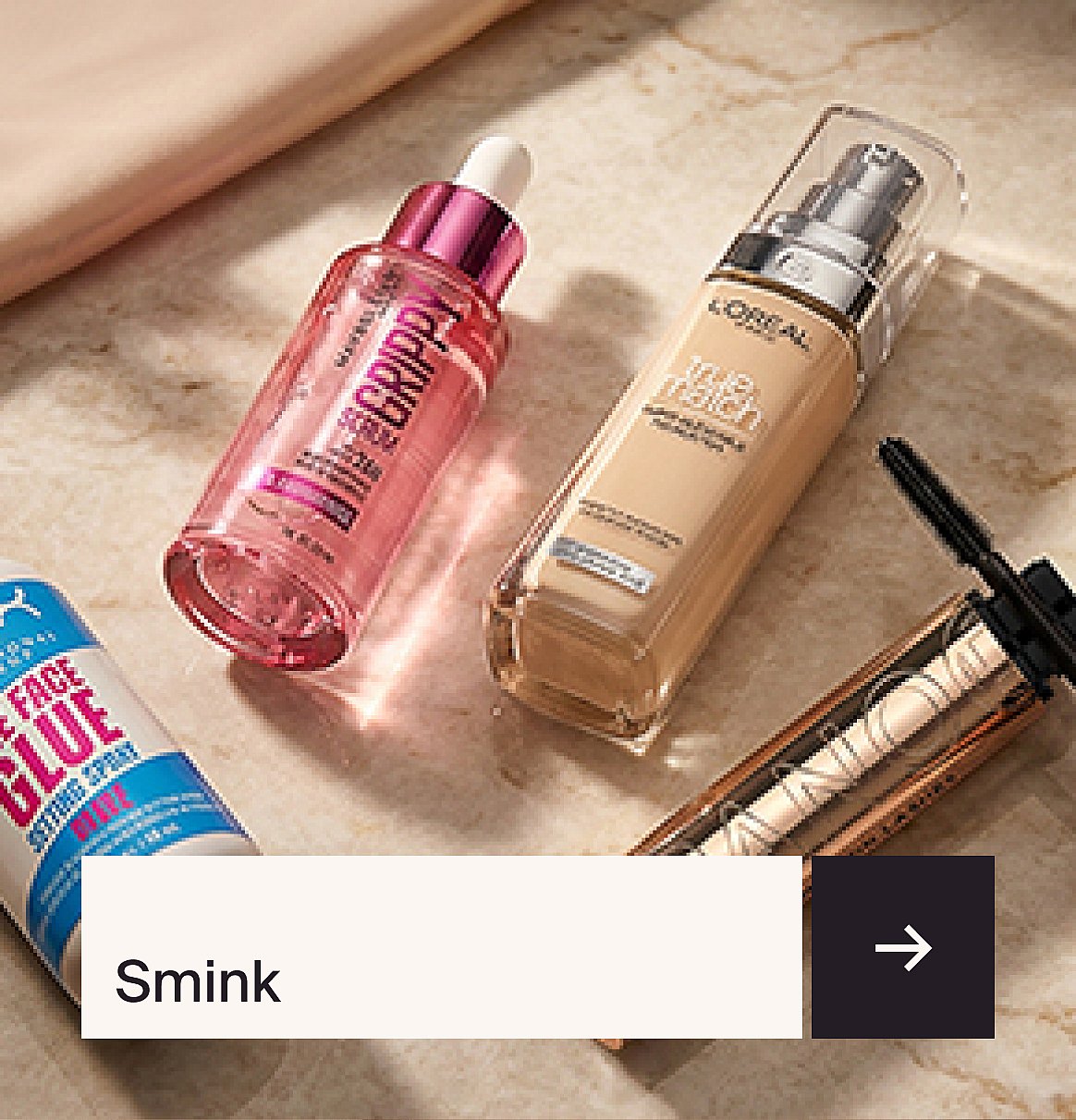 En kvinna med blå och silverfärgad ögonmakeup håller i en ögonskuggspalett. Ljusgrön bakgrund. Text: Smink upp till 30% rabatt*.