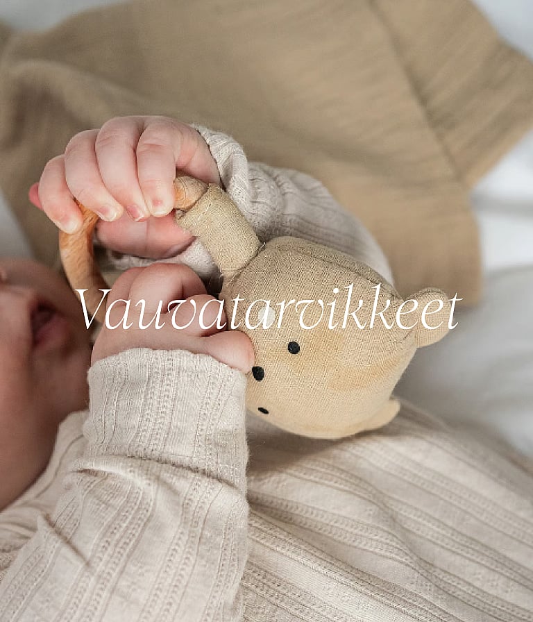 Vauvan kädet neutraaleissa vaatteissa pitelemässä kangaskarhulelua. Kuvateksti: ”Vauvan perustarvikkeet”.