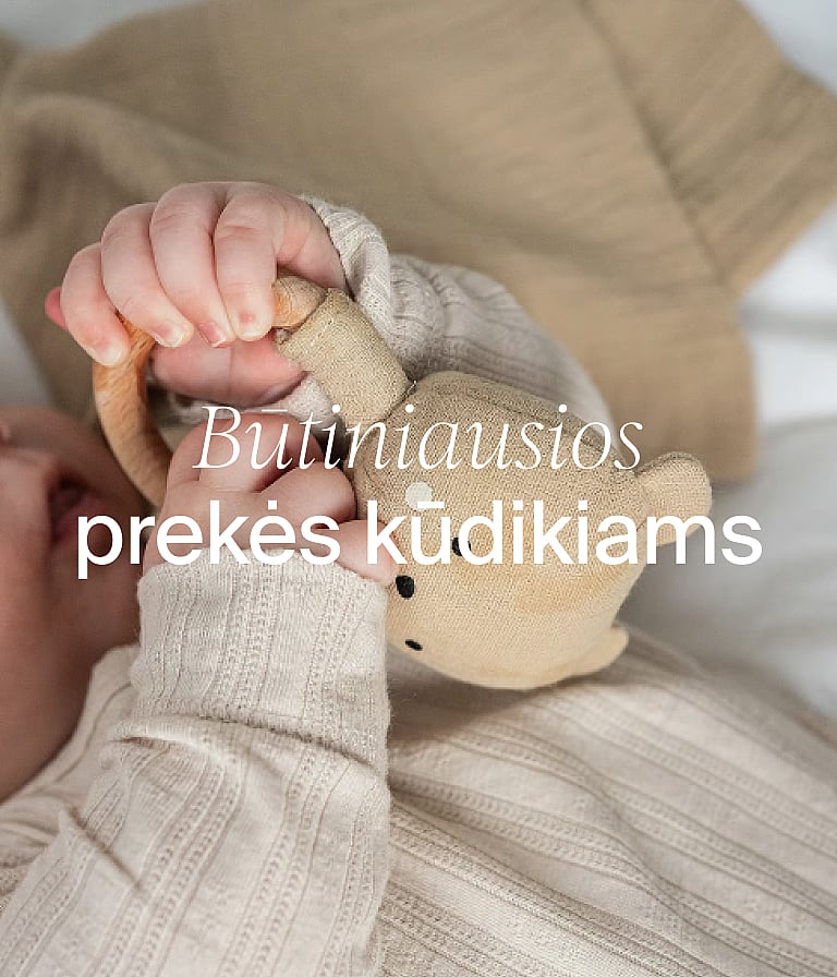 Kūdikio rankos neutraliuose drabužėliuose laiko audinio meškiuką. Teksto antraštė: „Kūdikio būtiniausi daiktai“.