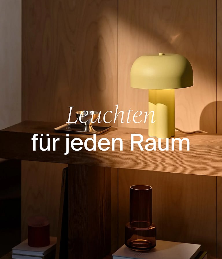 Hellgelbe Pilzlampe auf einem Konsolentisch aus Holz vor einer Holzwand. Text: „Lampen für jeden Raum.“