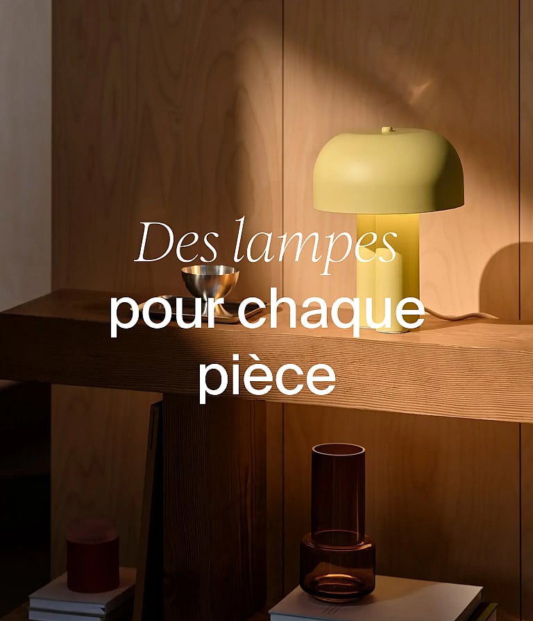 Lampe en forme de champignon jaune clair posée sur une console en bois, devant un mur en bois. Texte : « Des lampes pour chaque pièce. »