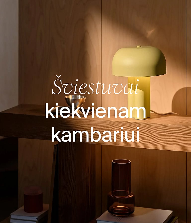 Šviesiai geltona grybo formos lempa ant medinio konsolinio staliuko prie medinės sienos. Tekstas: „Lempos kiekvienam kambariui.“