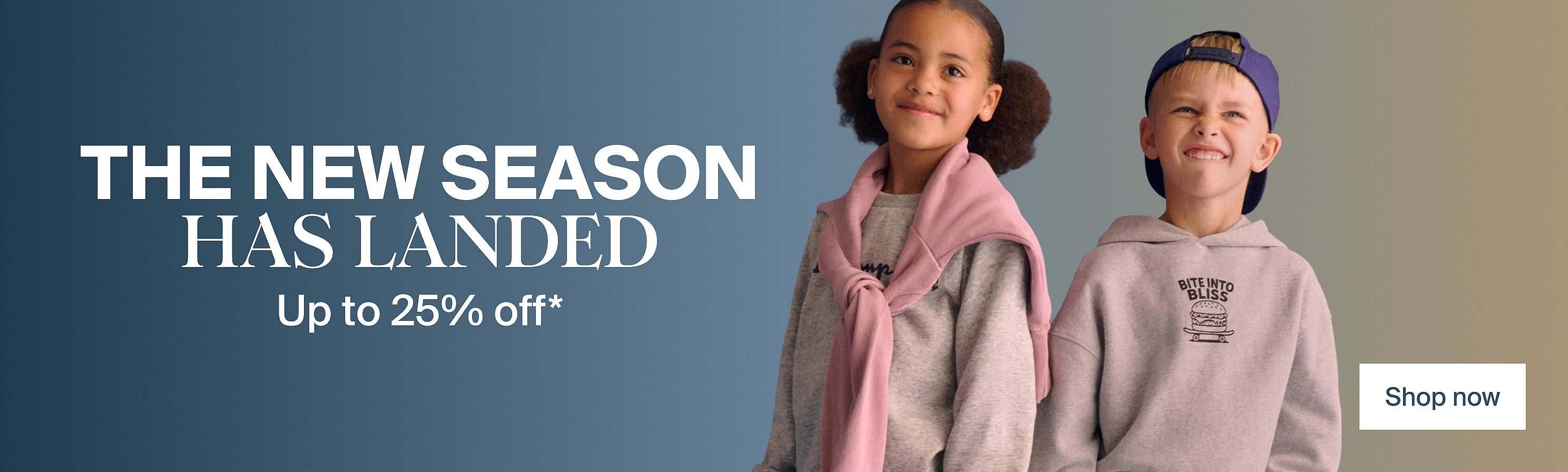 Smiling young girl in blue floral top and green jacket. Text: "Klar for skolestart" (Ready for school start), "Opptil 30%