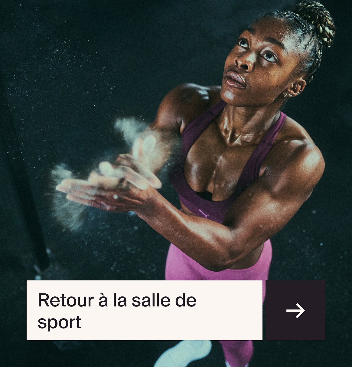 Une golfeuse vue de dos, aux cheveux blonds attachés en queue de cheval, vêtue d'une veste blanche et foncée mouillée, sur un parcours verdoyant. Texte : Les indispensables du golf en automne.