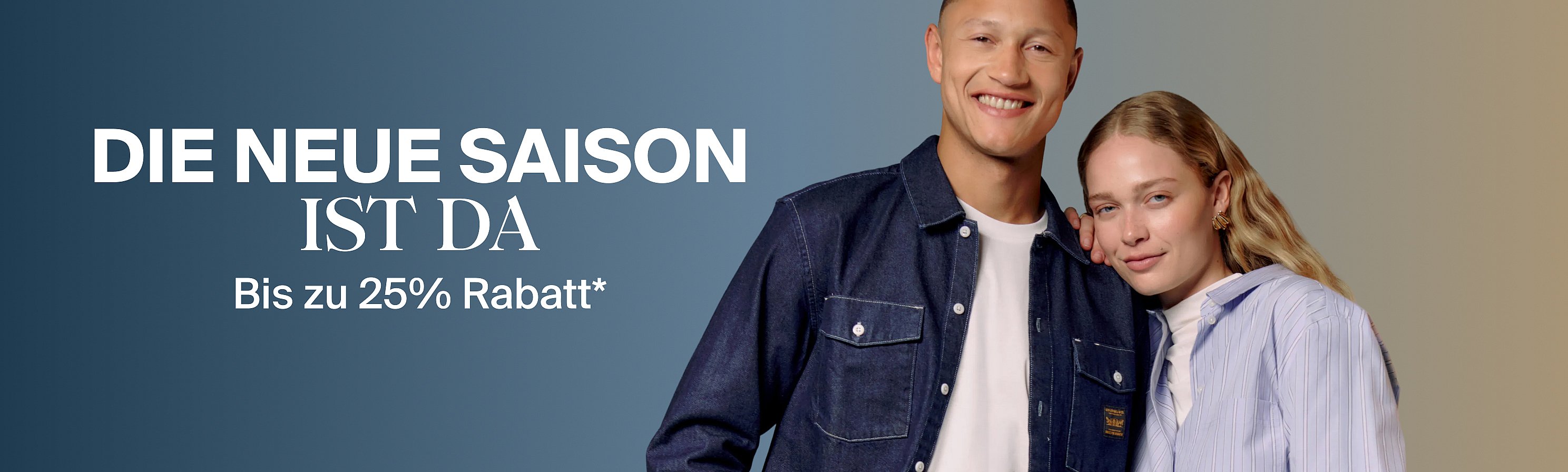 Ein lächelnder Mann in einem Jeanshemd und eine Frau in einem gestreiften Shirt. Text: „DIE NEUE SAISON IST DA – Bis zu 25% Rabatt*“
