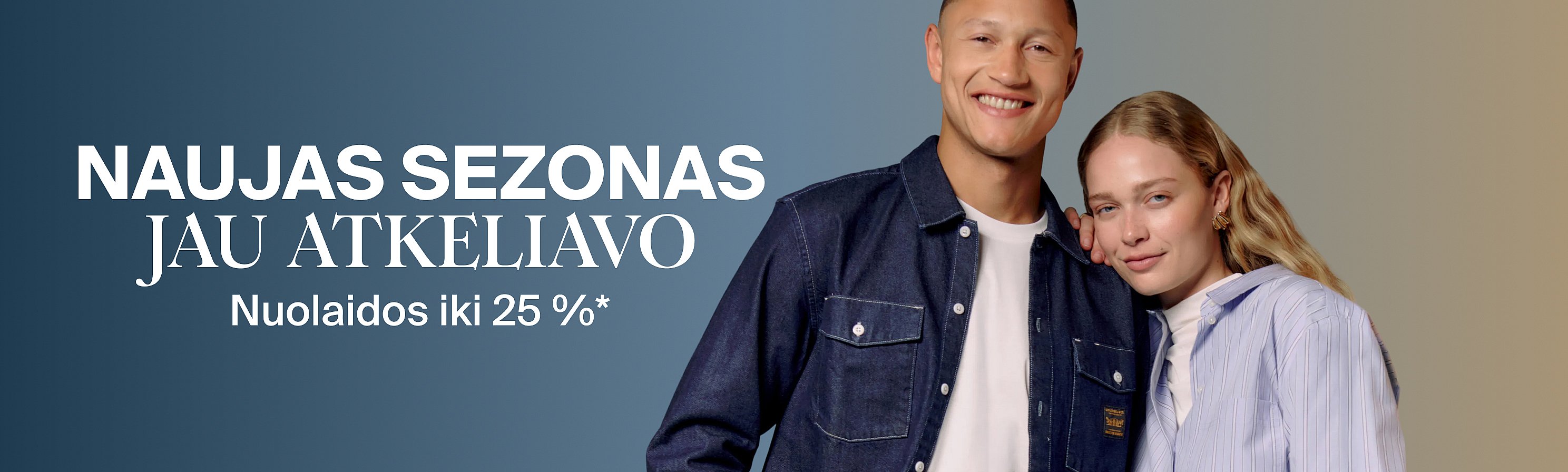 Šypsantis vyras džinsiniais marškiniais ir moteris dryžuotais marškiniais. Tekstas: „Naujas sezonas jau čia. Pasiūlymas iki 25%*“