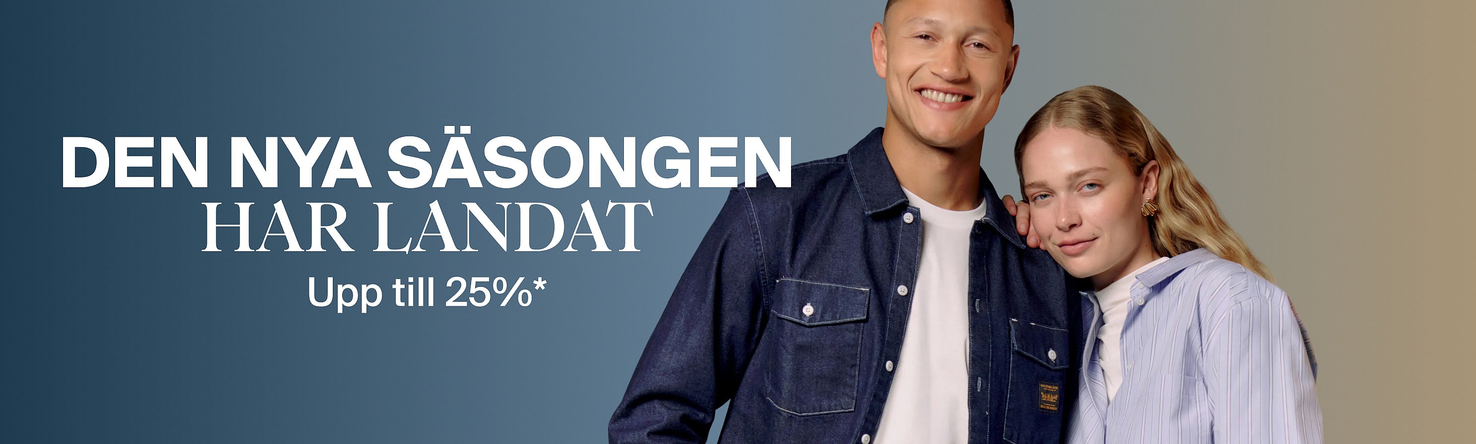 En leende man i jeansskjorta och en kvinna i randig tröja. Text: ”Den nya säsongen är här – Upp till 25% rabatt*”