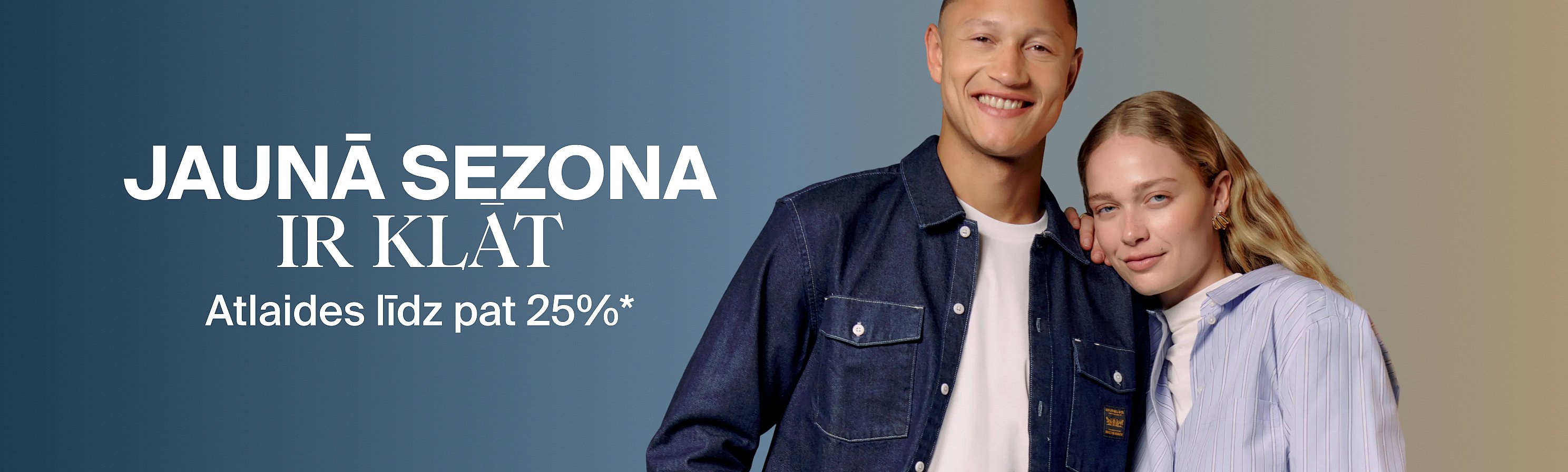Smaidošs vīrietis džinsu kreklā un sieviete svītrainā kreklā. Teksts: „Jaunā sezona ir klāt. Līdz pat 25% izdevīgāk*”