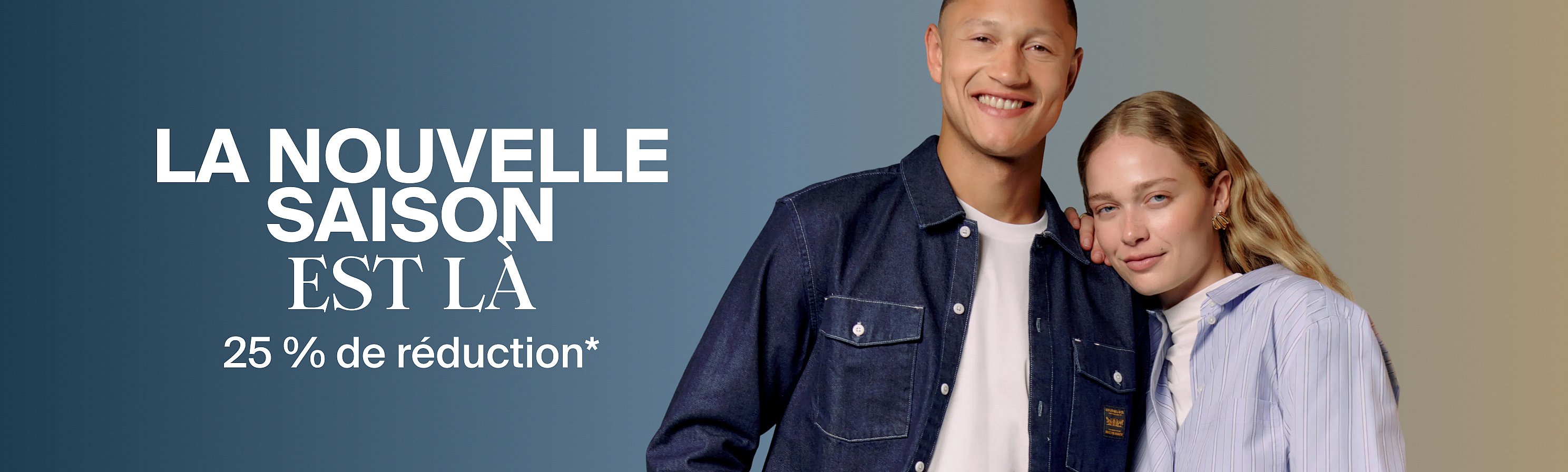Un homme souriant en chemise en jean et une femme en chemise rayée. Texte : « LA NOUVELLE SAISON EST LÀ. Jusqu'à 25% de réduction* »