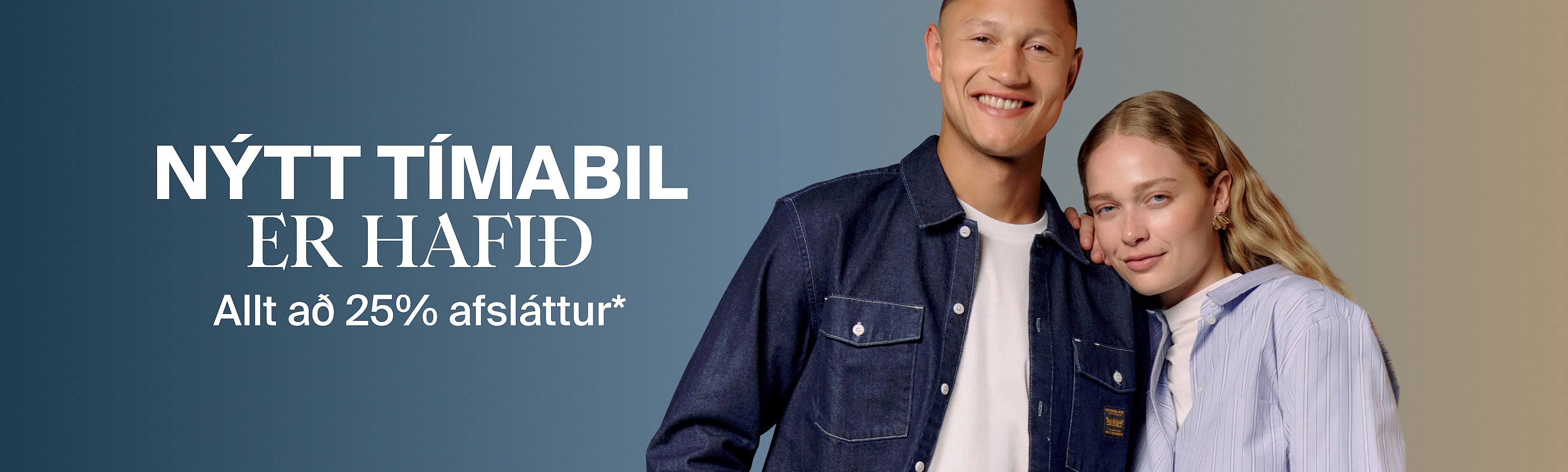 Brosandi karl í gallaskyrtu og kona í röndóttri skyrtu. Texti: „Nýja tímabilið er komið – allt að 25% afsláttur*“