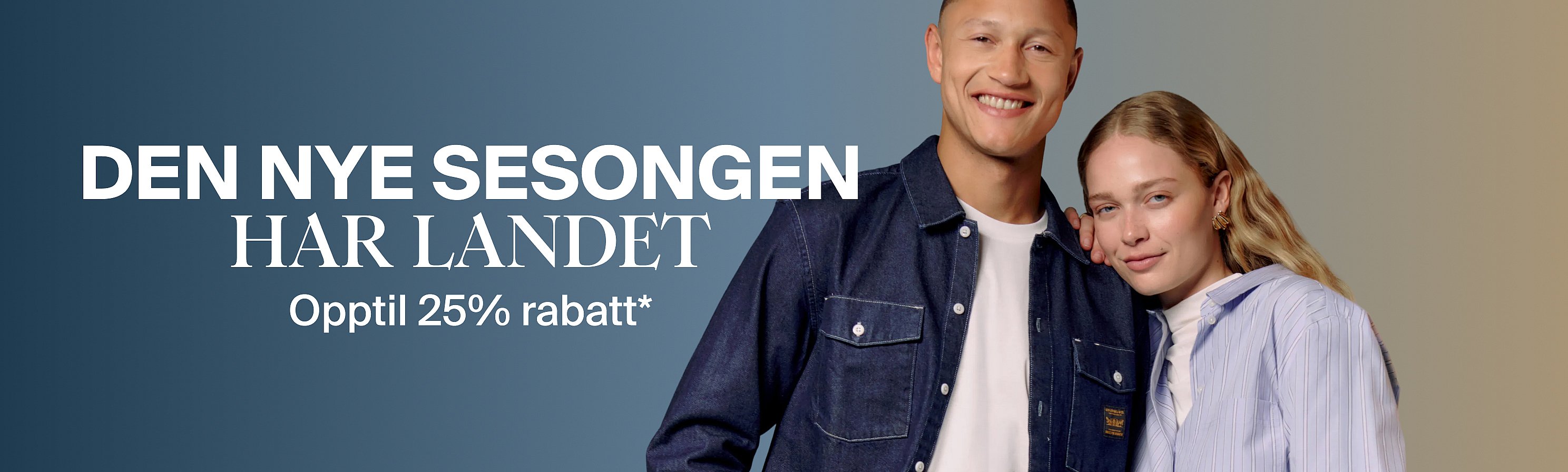 En smilende mann i denimskjorte og en kvinne i stripete skjorte. Tekst: «Den nye sesongen er her – Opptil 25% rabatt*»